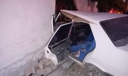 Balıkesir'de iki katlı binaya çarpan otomobilin sürücüsü öldü