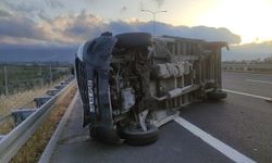 Bursa'da lastiği patladıktan sonra devrilen kamyonetteki 2 kişi yaralandı