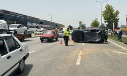 Bursa'da otomobilin karşı şeride geçip kamyonetle çarpıştığı kaza anı güvenlik kamerasında