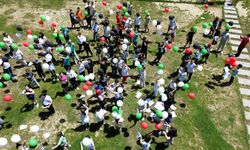 Bursalı öğrenciler karneli balonlarını Filistinli çocuklar için gökyüzüne uçurdu