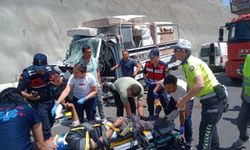 Çanakkale'de tıra arkadan çarpan kamyonetin sürücüsü yaralandı