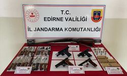 Edirne'de evinde ruhsatsız silahlar ele geçirilen zanlıya gözaltı