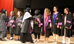Edirne'de hemşirelik bölümü mezunları kefiye takarak Filistin'e destek verdi