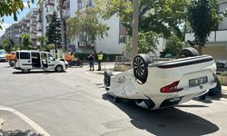 Edirne'de otomobille hafif ticari aracın karıştığı kazada araçlarda maddi hasar oluştu