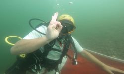 Engelli dalış rekortmeni 24 metre derinlikte Türk ve Filistin bayrağı açtı