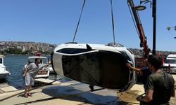 GÜNCELLEME - Fatih'te park edilmek istenen otomobil denize düştü