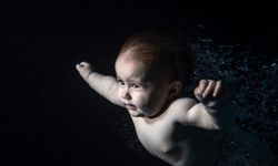 Havuzda yüzmek bebeklere bedenen ve ruhen iyi geliyor