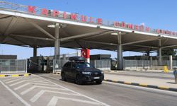 Kilometrelerce yol gelen gurbetçilerin yorgunluğu sınırda Türk bayrağını görünce bitiyor