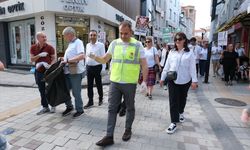 Kırklareli'nde Belediye Başkanı Derya Bulut ile öğrenciler caddede çöp ve izmarit topladı