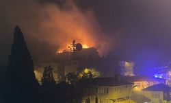 Kırklareli'nde binaların çatılarındaki yangına müdahale ediliyor