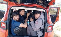 Kırklareli'nde bir araçta 8 düzensiz göçmen ile bir kaçakçı yakalandı