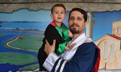 Kırklareli'nde Hukuk Fakültesinden mezun olan baba, avukat cübbesi giydirdiği minik oğluyla kep attı