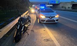 Kocaeli'de 2 araca çarpıp devrilen motosikletteki sürücü yaralandı