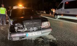 Kocaeli'de 3 otomobilin karıştığı zincirleme trafik kazasında 2 kişi yaralandı