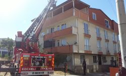 Kocaeli'de apartmanın çatısında çıkan yangın söndürüldü