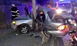 Kocaeli'de aydınlatma direğine çarpan otomobilin sürücüsü öldü