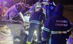 Kocaeli'de bariyere çarpan otomobildeki 4 kişi yaralandı