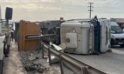 Kocaeli'de devrilen hafriyat kamyonunun sürücüsü yaralandı
