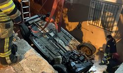 Kocaeli'de evin bahçesine devrilen otomobildeki 2 kardeş yaralandı