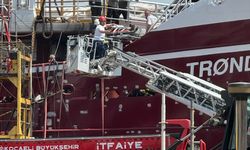 Kocaeli'de tersanedeki gemide çıkan yangından etkilenen 4 personel hastaneye kaldırıldı
