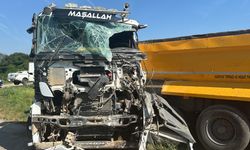Kocaeli'de tır ile servis minibüsünün çarpıştığı kazada 12 kişi yaralandı