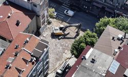 Küçükçekmece'de çöken apartman ile yıkımı yapılan binanın enkazı kaldırıldı