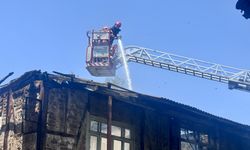 Sakarya'da atıl haldeki iki katlı ahşap ev yandı