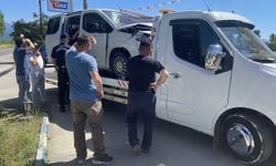 Sakarya'da hafif ticari araç minibüse çarptı, 5 kişi yaralandı