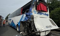 Sakarya'da tırın çarptığı otobüsteki 3 yolcu yaralandı