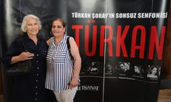 Türkan Şoray, "Türkan Şoray'ın Sonsuz Senfonisi"nde sahneye çıkıp şarkı söyledi