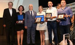 Başarılı gazeteciler ödüllerini Başkan Bozbey’in elinden aldı