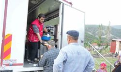 12 evin yandığı köyde vatandaşlara Kızılay ekibinden yemek ikramı