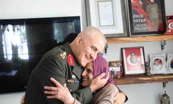 15 Temmuz kahramanı Gazi Tümgeneral, şehit annesini mezarlığa götürdü