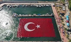 Denizde dev Türk bayrağı açıldı
