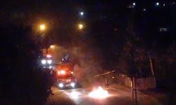 Husumetlisinin motosikletini yaktı