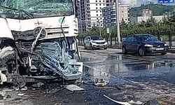 Kırmızı ışıkta bekleyen yolcu otobüsüne tır çarptı: 5 yaralı