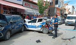 Kontrolden çıkan cip polis otosu ile iki araca çarptı: 2’si polis 3 yaralı