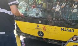 Küçükçekmece’de binanın çökmesi esnasında İETT otobüsü hasar aldı