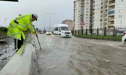 Rize’de sağanak yağmur sonrası cadde ve sokaklar göle döndü