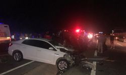 Balıkesir'de hafif ticari aracın kamyona ve otomobile çarptığı kazada 1 kişi öldü
