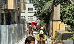 Beyoğlu'nda metruk binada çıkan yangına müdahale ediliyor
