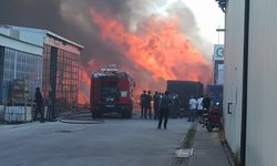 Bursa'da kereste imalathanesinde çıkan yangına müdahale ediliyor