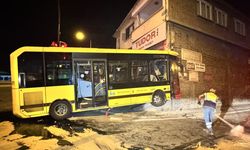 Bursa'da oto tamir dükkanına çarpan belediye otobüsünün sürücüsü yaralandı