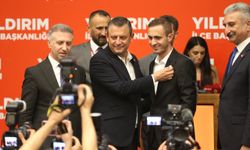 CHP Genel Başkanı Özel, Bursa'da partisine yeni katılan üyelere rozet taktı: