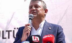 CHP Genel Başkanı Özel, Erikli Baba Cemevi'nde aşure dağıttı