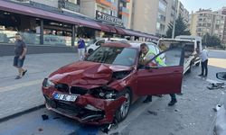 Edirne'de bisiklet yolunda park halindeki otomobile çarpan araçtaki 2 kişi yaralandı