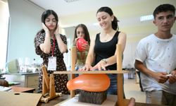 Edirne'de yaz kampındaki Balkanlar'dan gelen öğrenciler fen ve teknoloji deneyleri yaptı
