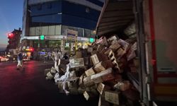 Kağıthane'de virajı alamayan tır yan yattı, kuru gıda ürünleri yola saçıldı