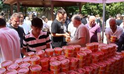 Kırklareli'nde cuma namazı sonrası vatandaşlara aşure dağıtıldı