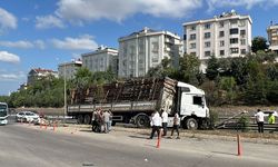 Kocaeli'de bariyere çarpan tırın sürücüsü yaralandı